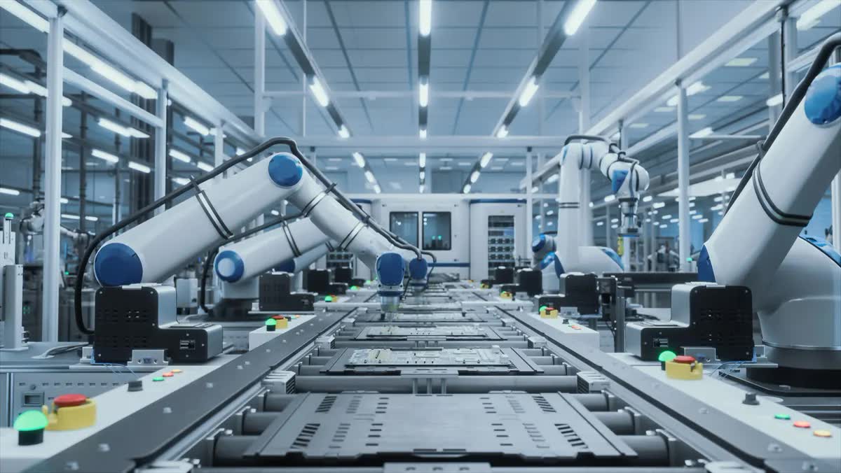 Automatisierte Fertigungslinie mit Robotern in einer Produktionshalle