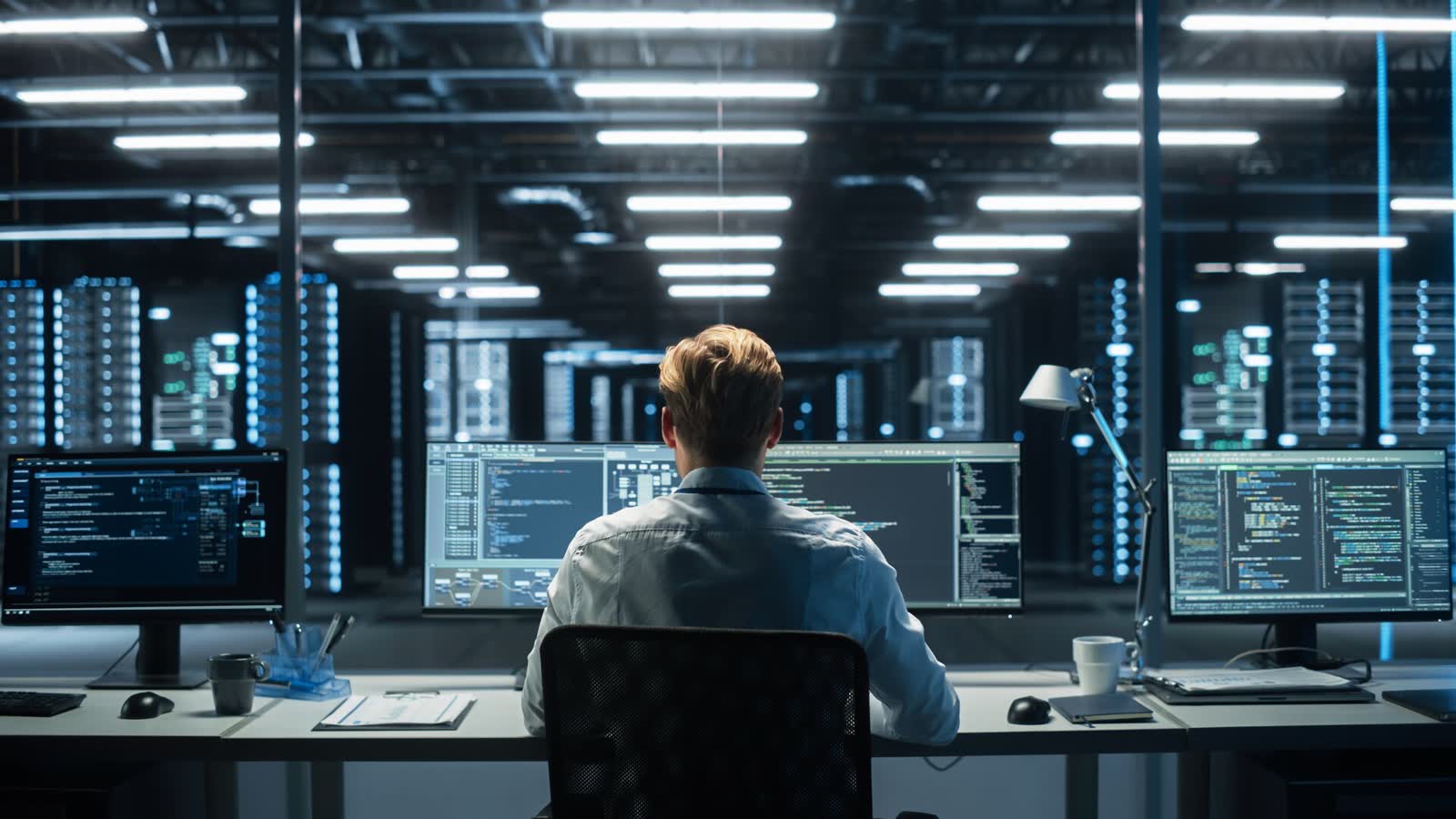 Arbeitsplatz mit mehreren Monitoren zur Überwachung von Systemen